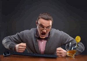 مشکل اینترنت مشترکان مخابرات تا کی ادامه خواهد داشت؟ / وعده مدیر عامل مخابرات 32 Angry-PC-user
