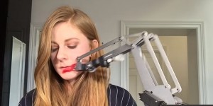 رباتی ناشی که وظیفه اش زدن رژ لب برای خانمها است. 2