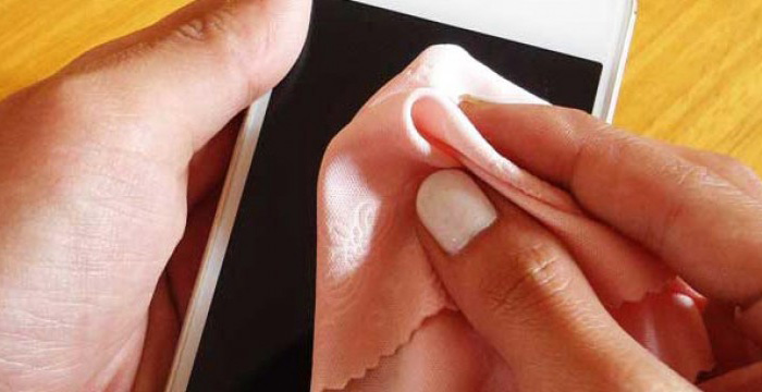 پاک کردن خط و خش های گوشی