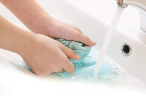 چگونه لکه واکس را از لباس پاک کنیم ؟