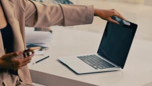 7 راهکار برای مشکل تخلیه باتری لپ تاپ ویندوز هنگام بستن درب