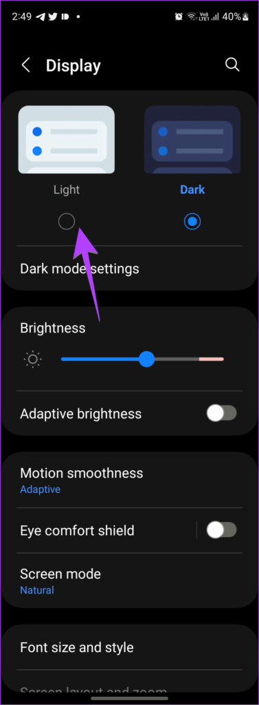 مرحله 2: به صفحه نمایش بروید. مرحله 3: دایره انتخاب را در زیر Dark انتخاب کنید تا حالت تاریک را برای گوشی سامسونگ خود فعال کنید. صفحه گوشی شما فورا سیاه می شود و همه برنامه های پشتیبانی شده مانند Messages نیز تاریک می شوند.