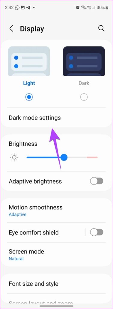 مرحله 2: به صفحه نمایش بروید. مرحله 3: دایره انتخاب را در زیر Dark انتخاب کنید تا حالت تاریک را برای گوشی سامسونگ خود فعال کنید. صفحه گوشی شما فورا سیاه می شود و همه برنامه های پشتیبانی شده مانند Messages نیز تاریک می شوند.