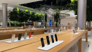 اپل برای فرار از ضرب‌الاجل ترامپ، موجودی آیفون‌های خود را از هند و چین به آمریکا منتقل کرد