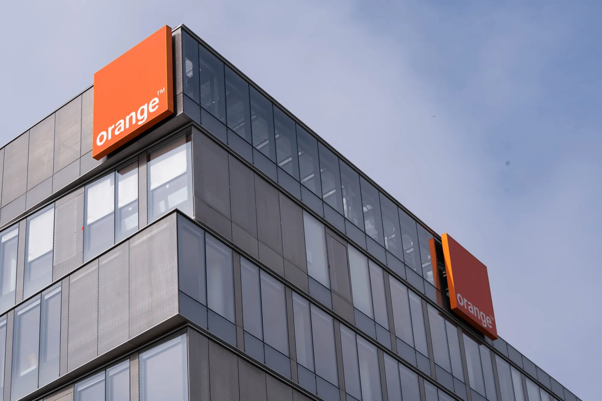 حمله باجافزاری به اورنج تلکام؛ دادههای مشتریان در دارک وب منتشر شد 6 The Orange SA headquarters in Paris.