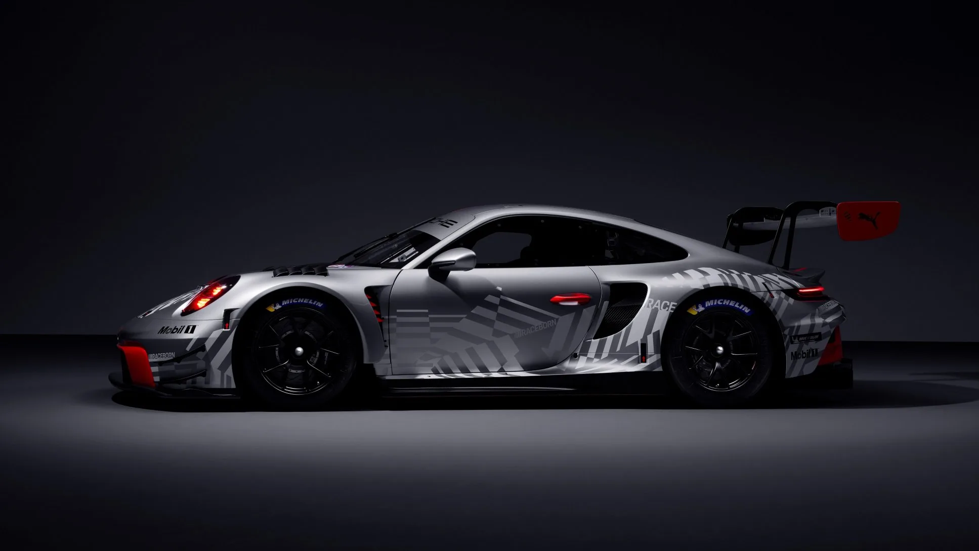 پورشه از 911 GT3 R مدل 2026 با بهینهسازیهای فنی و آیرودینامیکی رونمایی کرد 6 پورشه از 911 GT3 R