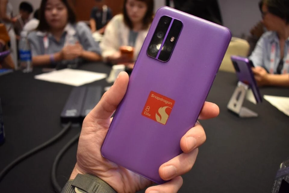 تراشه Snapdragon 8 Elite Gen 5 کوالکام: آیا پرچمداران اندرویدی آینده، آیفون ۱۷ پرو را در گیمینگ مغلوب میکنند؟ 10 تراشه Snapdragon 8 Elite Gen 5 کوالکام: آیا پرچمداران اندرویدی آینده، آیفون ۱۷ پرو را در گیمینگ مغلوب میکنند؟