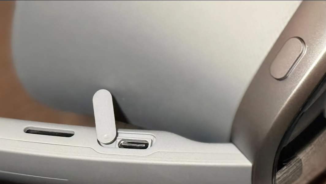 پورت USB-C مخفی گلکسی XR سامسونگ کشف شد: اتصال به هاب و لوازم جانبی بدون محدودیت 6 پورت USB-C مخفی گلکسی XR سامسونگ کشف شد: اتصال به هاب و لوازم جانبی بدون محدودیت
