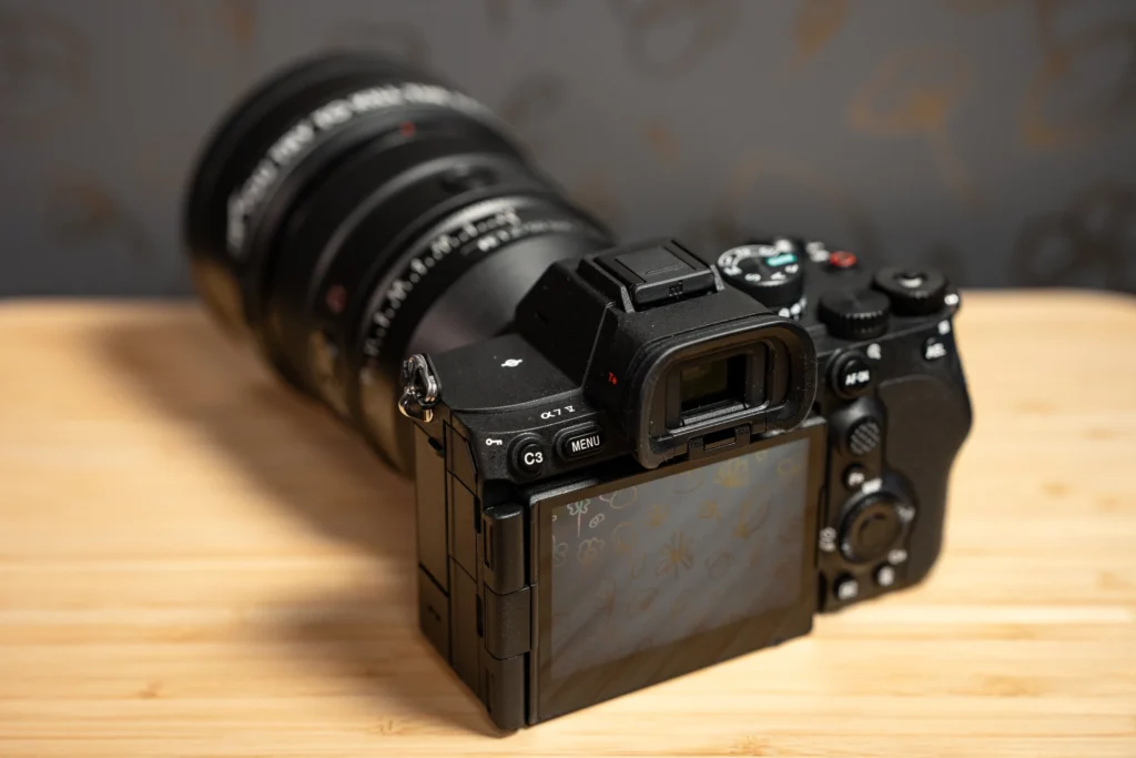 رونمایی رسمی از سونی A7 V: دوربین همه فن حریف با سنسور نیمه انباشته و عکاسی کاملاً بی صدا 12 رونمایی رسمی از سونی A7 V: دوربین همه فن حریف با سنسور نیمه انباشته و عکاسی کاملاً بی صدا