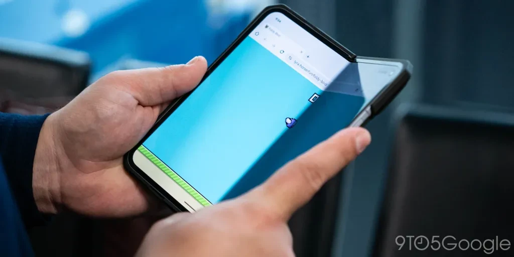 بازی Foldy Bird؛ راهی خلاقانه (اما خطرناک) برای نابود کردن لولای گوشی تاشو!