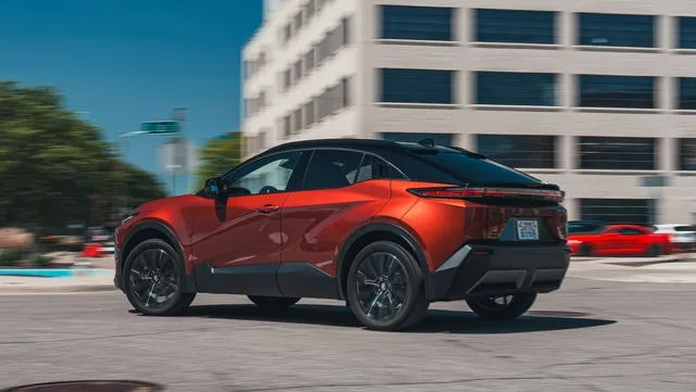 آزمون تویوتا C-HR 2026 ؛ شتاب الکتریکی دارد، اما لذت رانندگی پویا را ندارد 6 تویوتا C-HR 2026