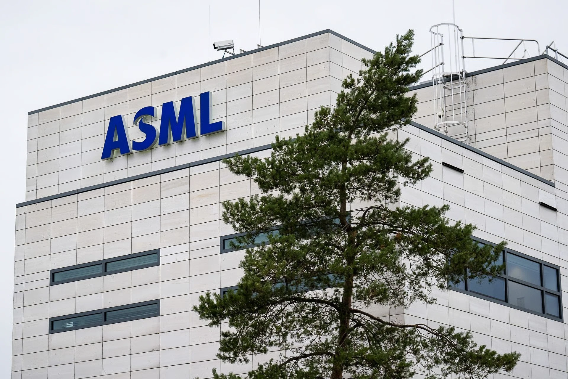 رشد ۴ درصدی سهام ASML پس از افزایش دوباره پیشبینی فروش؛ تقاضای بیسابقه برای تراشههای هوش مصنوعی 6 رشد ۴ درصدی سهام ASML پس از افزایش دوباره پیشبینی فروش؛ تقاضای بیسابقه برای تراشههای هوش مصنوعی