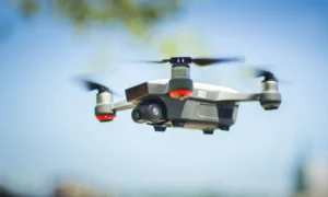 احتمال ممنوعیت فروش پهپادهای تاییدشده DJI توسط FCC؛ تصمیم جنجالی جدید آمریکا