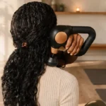 بررسی ماساژور تفنگی Theragun Sense؛ تجربه ریکاوری و آرامش عضلانی آسان برای استفاده روزمره
