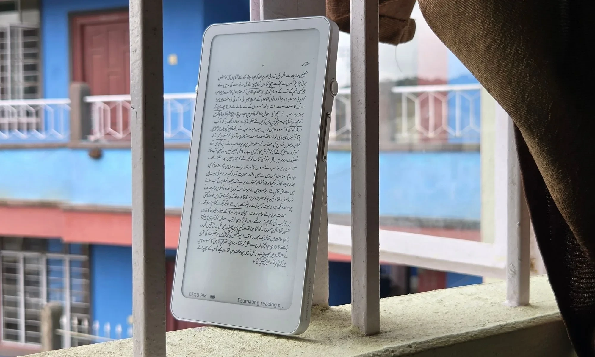 بررسی کتابخوان الکترونیکی DuRoBo Krono؛ تلفیق جذاب گوشی هوشمند با نمایشگر جوهر الکترونیک و هوش مصنوعی 14 بررسی کتابخوان الکترونیکی DuRoBo Krono؛ تلفیق جذاب گوشی هوشمند با نمایشگر جوهر الکترونیک و هوش مصنوعی