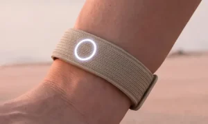 دستبند هوش مصنوعی Persona Band معرفی شد؛ آیا گجت جدید می‌تواند طلسم شکست Humane Pin و Rabbit R1 را بشکند؟