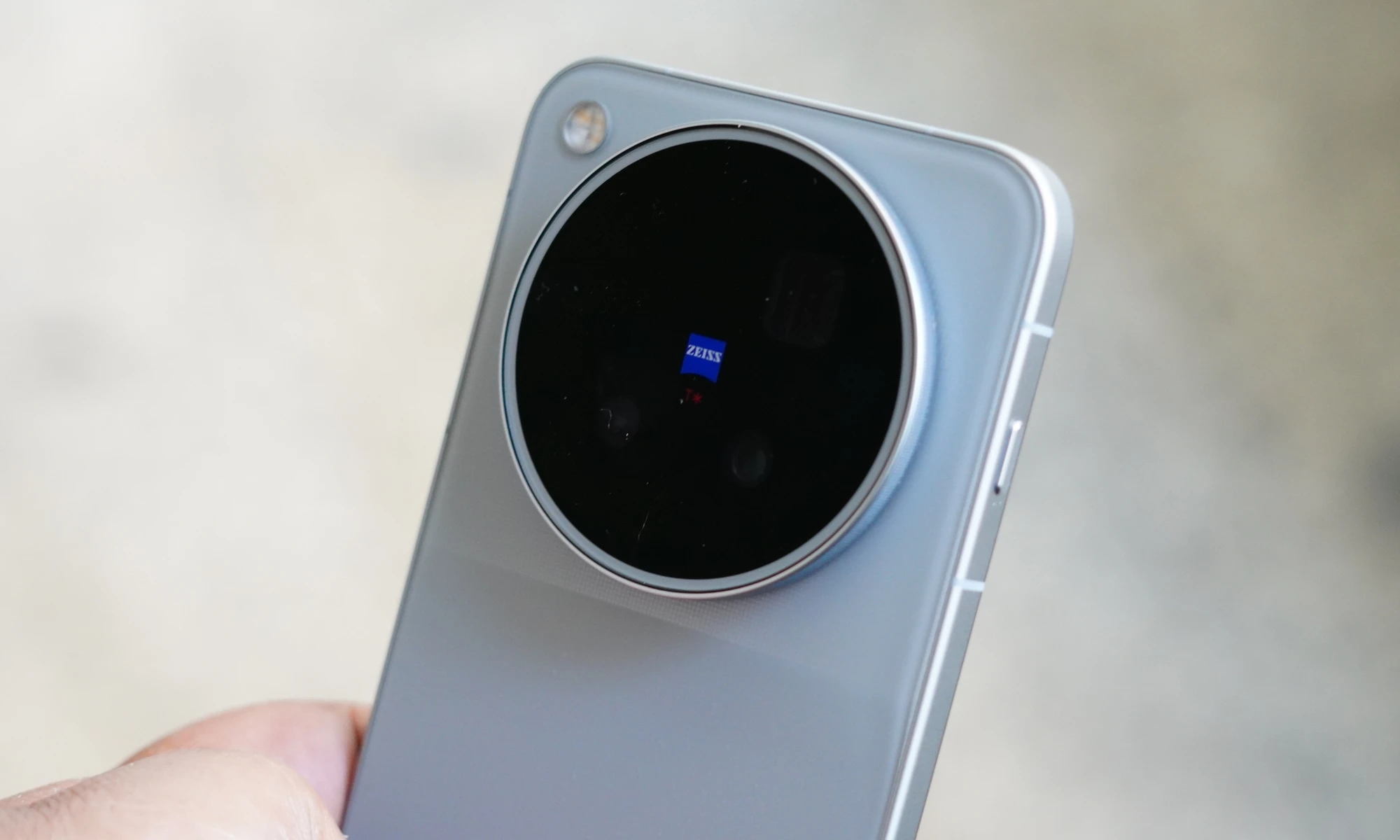 نگاه اولیه به Vivo X500 Pro Max؛ خط و نشان پرچمدار جدید ویوو برای رقبا 13 نگاه اولیه به Vivo X500 Pro Max؛ خط و نشان پرچمدار جدید ویوو برای رقبا