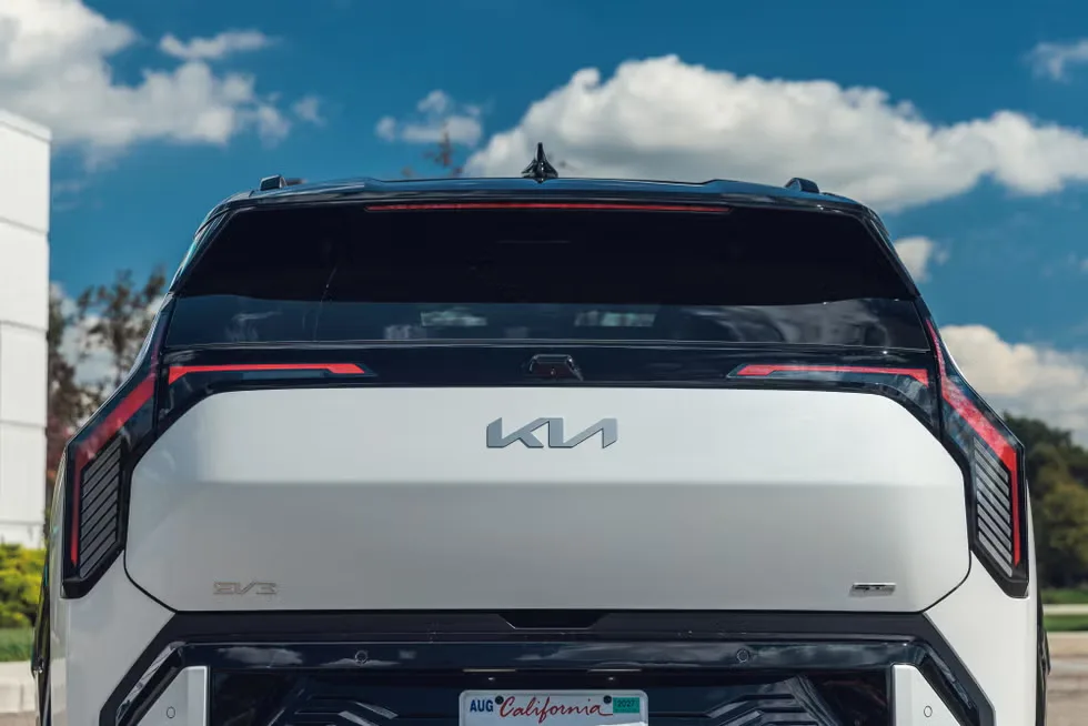 بررسی کیا EV3 GT-Line مدل ۲۰۲۷؛ شاسی بلند برقی کوچک با برد مناسب و کابین جادار 10 کیا EV3